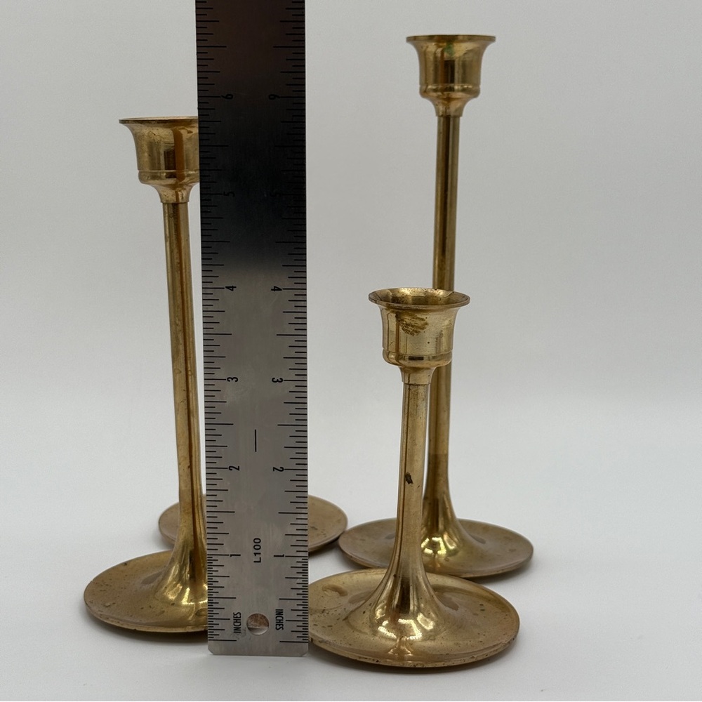 set of four brass candlesticks of varying heights holiday vintage cottagecore - Picture 6 of 7